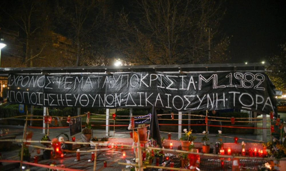 Λάρισα: Κεράκια ανάφτηκαν στις 23:22 έξω από τον ΟΣΕ- Ήταν η ώρα της σύγκρουσης των τρένων στα Τέμπη (Βίντεο-Εικόνες)